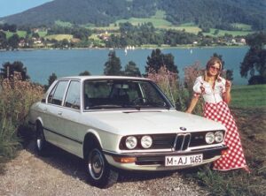 Als direkter Nachfolger der "Neuen Klasse" BMW 1500 - 2000 debütiert 1972 mit der 5er Reihe eine neue viertürige Mittelklasse-Limousine. Da im Werk München die geplanten Stückzahlen nicht zu realisieren sind, wird im niederbayrischen Dingolfing eigens ein komplett neues Werk gebaut.