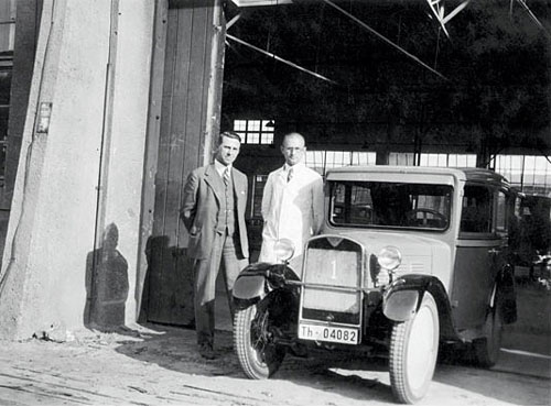 Am 22. März 1929 verließen die ersten BMW 3/15 PS DA 2/4 Tourer die angemietete Produktionshalle in der Nähe des alten Flugplatzes Berlin-Johannisthal. 4 Zyl. sv, 748 ccm, 11 kW / 15 PS. Die wurden bis 1932 gebaut