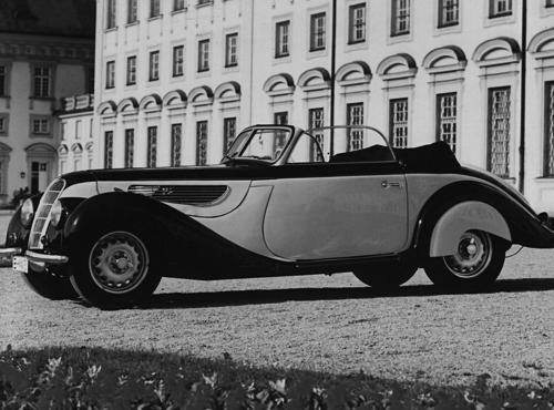 Ende 1937 erschien das BMW 327 Cabrio. Es gehörte zu den exklusivsten Autos seiner Zeit und wurde in nur 1.124 Exemplaren hergestellt. Mit 55 PS Sechszylindermotor erreichte der Wagen bis zu 130 km/h