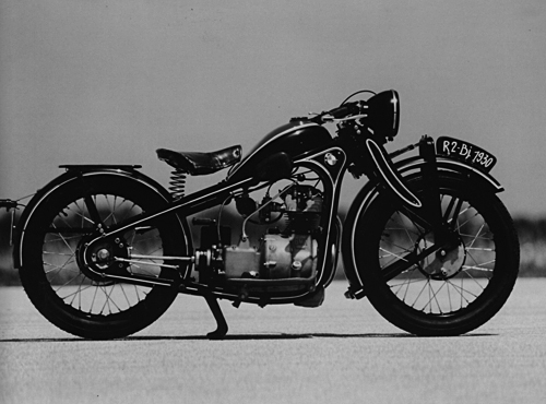 1931 - 1936 gebaut. Neuer 198 ccm, ohv 4/6 kW (6/8 PS) Einzylinder-Motor für die führerscheinfreie 200 ccm-Klasse in einer leichteren Version des Pressstahlrahmens. Erstmalig gibt es am Hinterrad eine Trommelbremse, Anfang der 30er Jahre gehörte die R 2 zu den begehrtesten Motorrädern der 200 ccm-Klasse. In mehreren, verbesserten Serien wurde diese Maschine mit anfangs 6 und später 8 PS starkem Motor bis 1936 insgesamt 15.207 mal verkauft