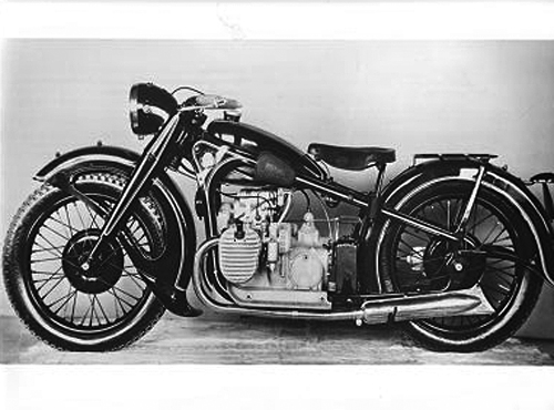 gebaut von 1935 - 1942. BMW führt mit diesem Modell die erste hydraulisch gedämpfte Teleskop-Vorderradgabel im Motorradbau ein. Viergang-Getriebe, Trommelbremse im Hinterrad anstelle der Kardanbremse, Mit einer technischen Sensation konnte 1935 die 750 cm³ Maschine des Typs R 12 aufwarten: Sie verfügte als erstes Serienmotorrad über eine hydraulisch gedämpfte Vorderrad-Teleskopgabel. Das Triebwerk der mit einem Pressstahlrahmen ausgerüsteten R 12 leistete 18 PS bei 3 400 Umdrehungen pro Minute.