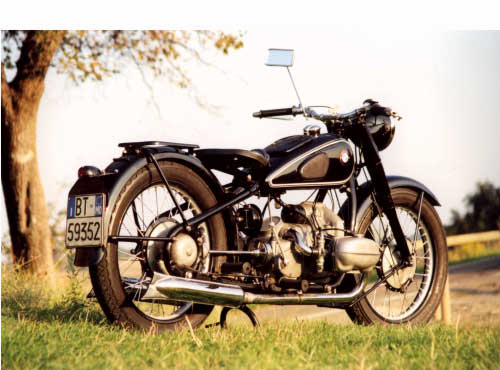 Vorkriegsmotorräder 1936 - 1941. R 5 - 1936 - 1937, 494 ccm ohv, 18 kW (24 PS). Auf italienischen Straßen unterwegs: Die R 5 aus 1937; von Andrea Cavazzuti.