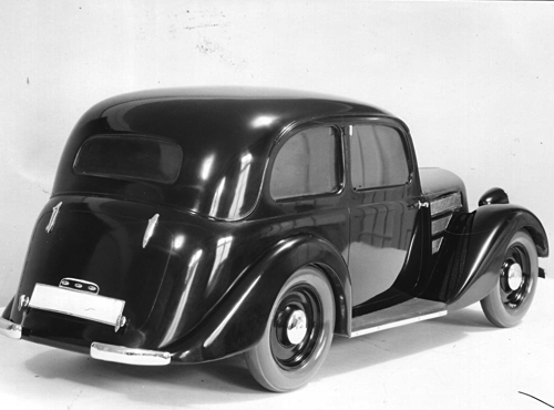 Als 1934 der BMW 319 vorbereitet wurde, schlug das Karosseriewerk Sindelfingen (Daimler-Benz) vor, diesen geräumigeren Aufbau auf das vorhandene Fahrgestell zu setzen. Wegen seiner ausladenden Heckpartie, welche die Proportionen und die Gewichtsverteilung störte, fand er bei BMW keinen Gefallen, und man beschloss, die seitherigen Aufbauten weiter zu verwenden. Doch 1936 sah sich BMW vor der Notwendigkeit, rasch einen Zwischentyp herauszubringen, und die Zeit bis zum Serienanlauf des BMW 320 zu überbrücken. Für diesen Zwischentyp 329 griff man auf den damaligen Sindelfinger Vorschlag zurück. Realisiert wurde aber nur ein Cabriolet und keine Limousine